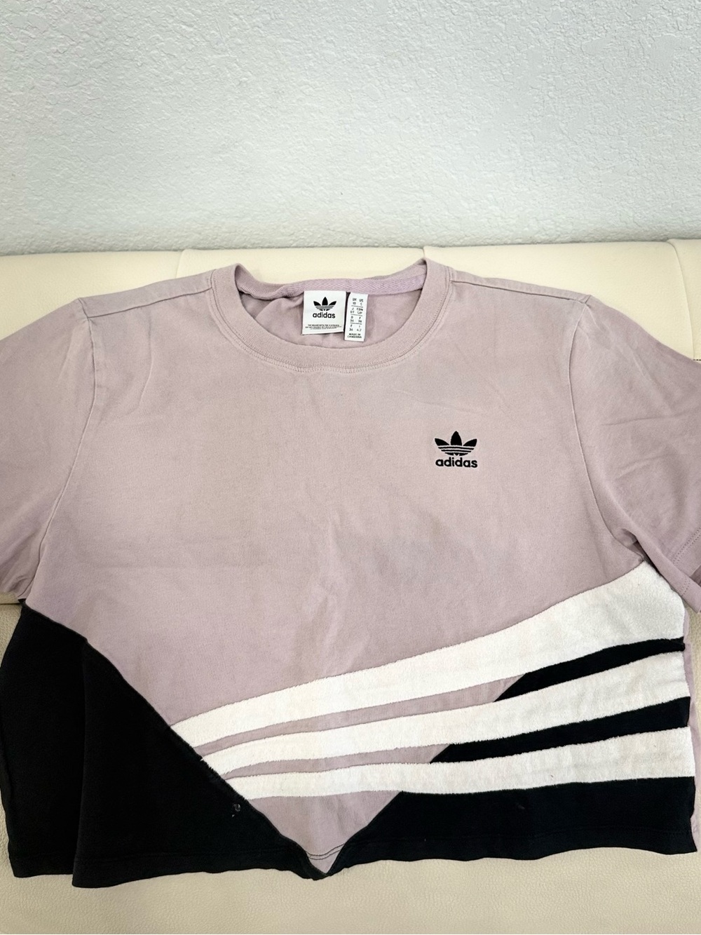 adidas Mauve Graphic Cropped Tee with Black and White Accents - Picture 4 of 5